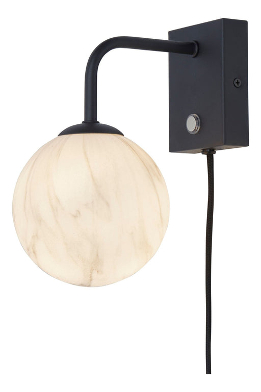 Wandleuchte It's about RoMi Carrara mit weiß-grau marmorierter Glaskugel, schwarzem Arm und Wandplatte, Gesamtansicht.