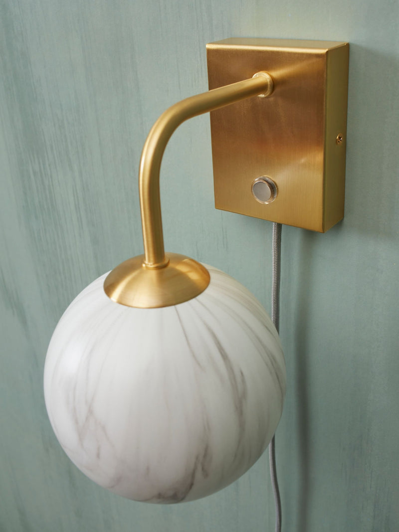 Goldene Wandleuchte RoMi Carrara mit weiß-grau marmoriertem Glasschirm in Kugelform und geschwungenem Arm