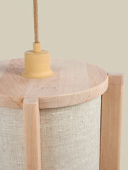 Detailansicht der Hängeleuchte Good&Mojo Corsica Erlenholz Natur mit Leinenschirm: heller Holzdeckel, Holzstäbe, naturfarbener Leinenstoff.