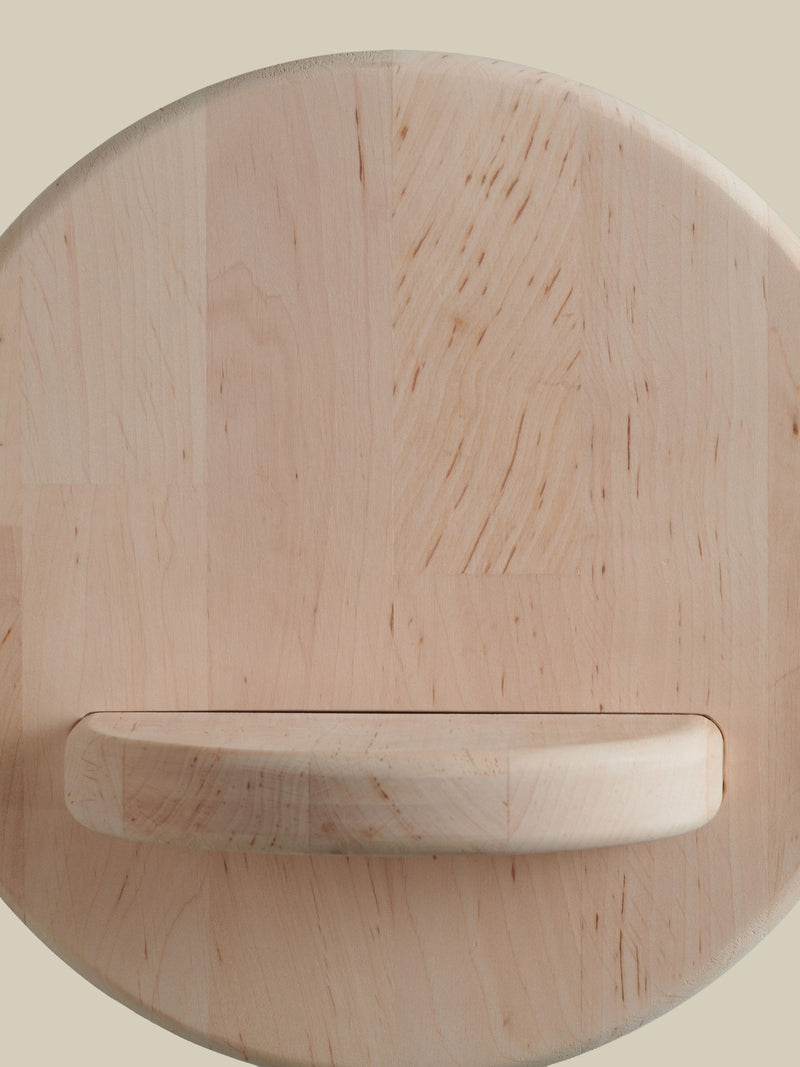 Detailansicht der runden Rückseite der Good&Mojo Wandleuchte Corsica aus naturfarbenem Erlenholz mit mittigem Holzgriff.