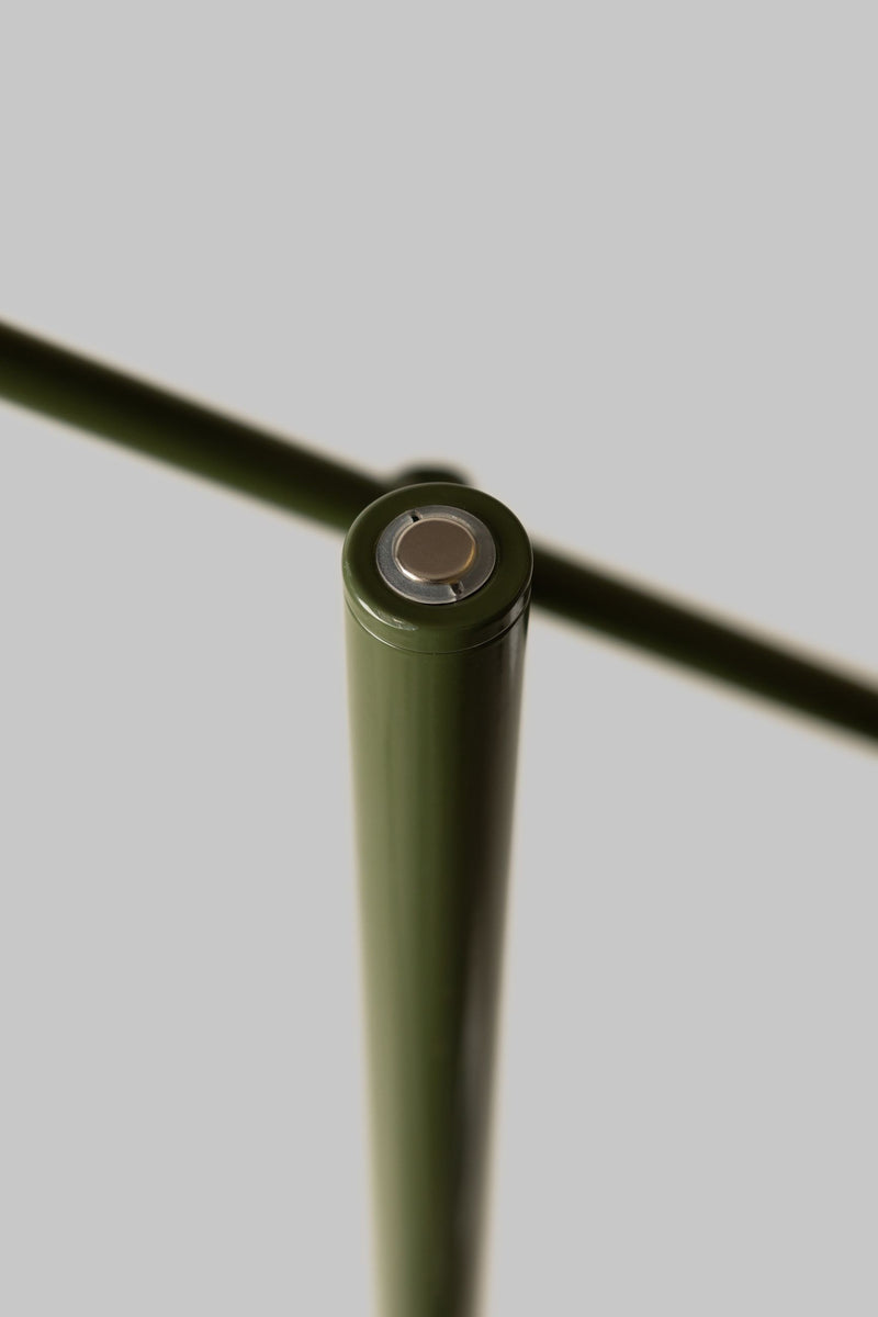 Detailansicht des oberen Stangenendes der grünen Stehleuchte It's about RoMi Copenhagen mit rundem Metallkopf.