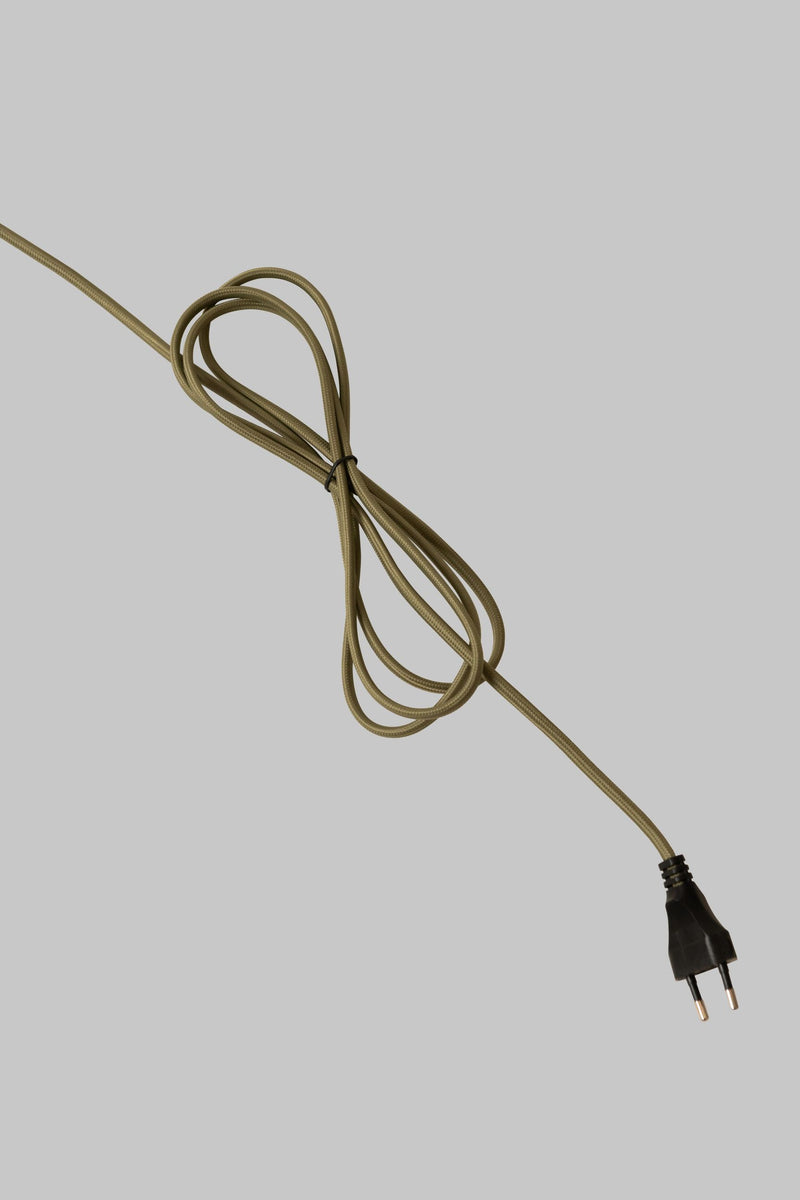 Gruen-textiles Stromkabel mit schwarzem Eurostecker, zu einer lockeren Schlaufe gebunden, auf hellgrauem Hintergrund.