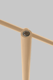 RoMi Stehleuchte Copenhagen in Beige: Detailansicht des schlanken Eisengestells mit Metallkappe und Verbindung.