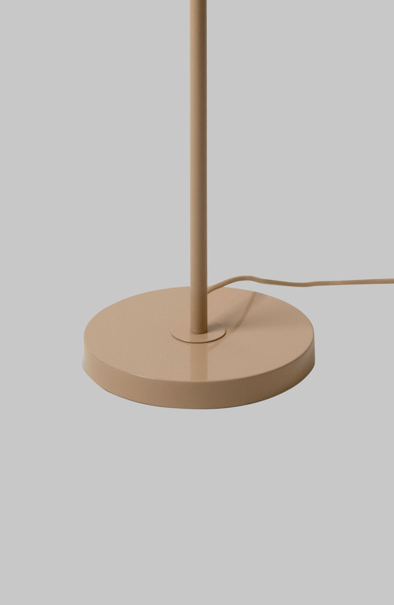 RoMi Stehleuchte Copenhagen in Beige: Detailansicht des runden, glänzenden Fußes mit schlankem Standrohr.