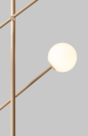 It’s about RoMi Stehleuchte Copenhagen in Beige: beige lackierte Metallstäbe mit kugelförmigem Opalglasschirm, Detailansicht.