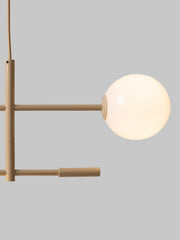 Pendelleuchte RoMi Copenhagen in Beige: Detailansicht des beigen Eisengestells mit opalweißem Glaskugelschirm.