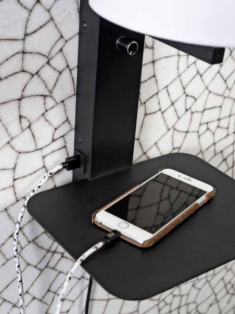 Detailansicht der Wandleuchte Florence mit Ablage: schwarze Metallablage, USB-Anschluss und heller Stoffschirm.