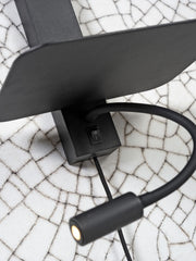 Detailansicht der schwarzen Wandleuchte "It's about RoMi Florence" mit Ablage, flexiblem Leselicht und Schalter am Gehäuse.