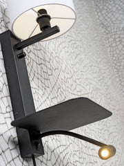 Wandleuchte RoMi Florence mit Ablage und USB-Anschluss: schwarzes Metallgestell, heller Stoffschirm und Leselicht.