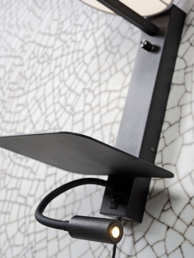 RoMi Wandleuchte Florence mit Ablage und USB-Anschluss: Detailansicht der schwarzen Metallhalterung, flexibles Leselicht und Schalter.