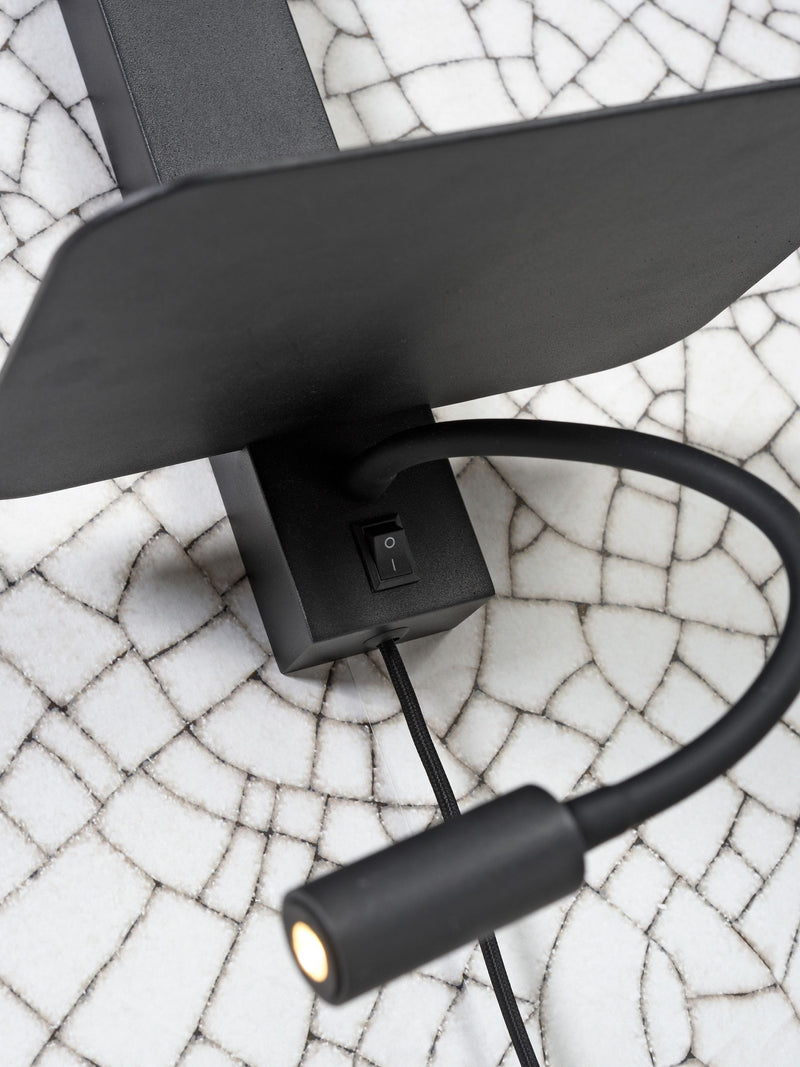 Wandleuchte Florence mit Ablage und USB-Anschluss: Detailansicht des schwarzen Schalters am Gehäuse und des flexiblen Leselichts.