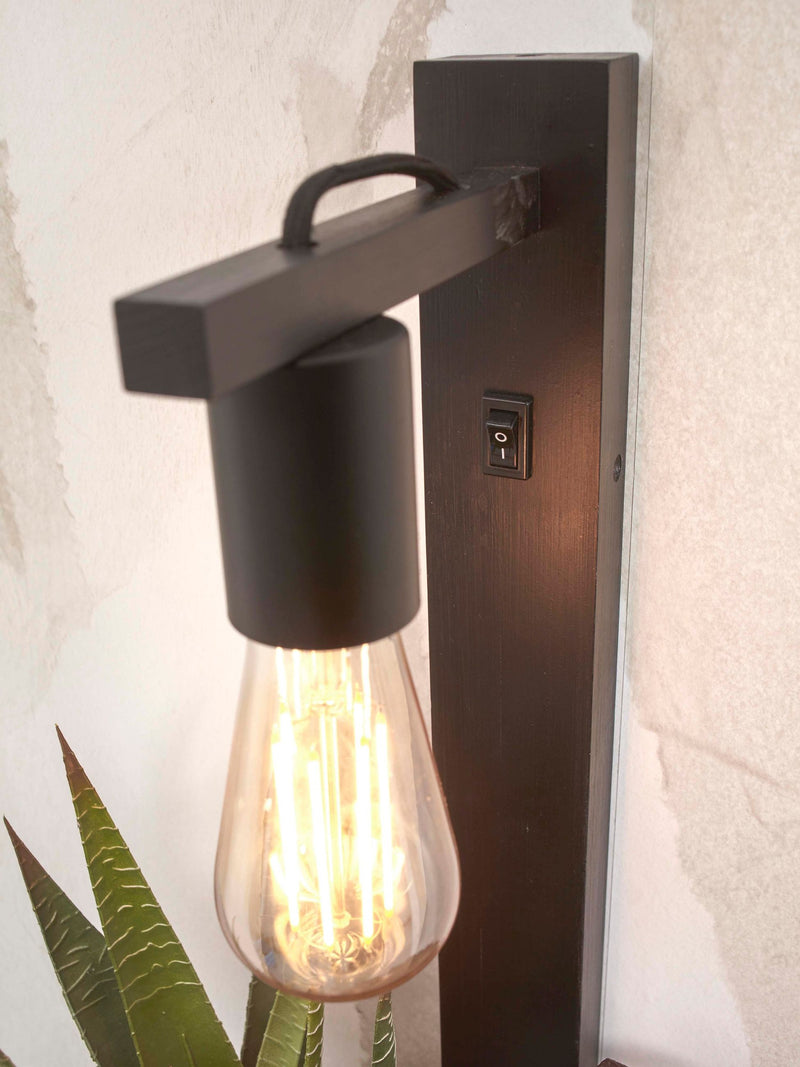 Schwarze Wandleuchte Flores aus Bambus mit Glühbirne im Edison-Stil, Wandschalter und Ablagearm in Nahansicht.