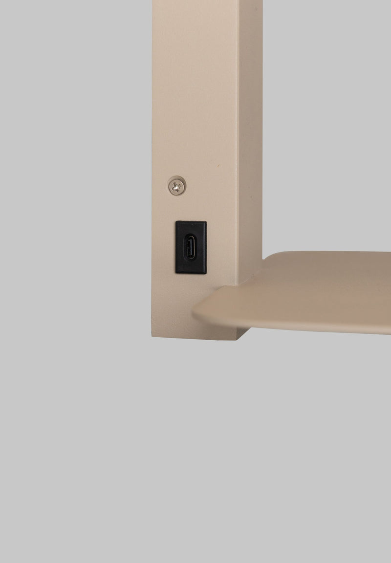 Detailansicht der sandfarbenen Eisenhalterung der It's about RoMi Wandleuchte Florence mit schwarzer USB-C-Buchse.