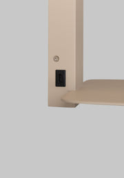Detailansicht des sandfarbenen Eisengestells der It's about RoMi Florence Wandleuchte mit schwarzem USB-C-Anschluss.