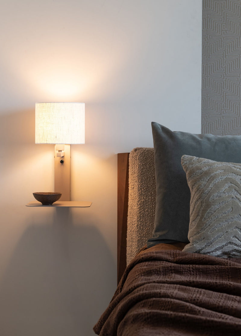 It's about RoMi Wandleuchte Florence mit rundem Leinenschirm und Ablage, im Schlafzimmer neben einem Bett montiert.