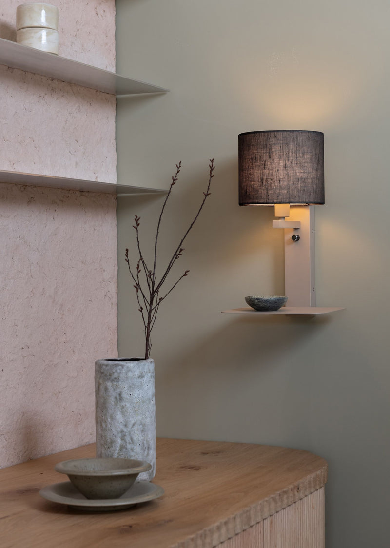 Wandleuchte RoMi Florence aus Eisen mit rundem Leinenschirm in Sand/Schwarz, mit integrierter Ablage an der Wand.