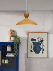 It’s about RoMi Hängeleuchte Hanover in Senfgelb aus Eisen, mit schirmförmigem Lampenschirm über einem blauen Schrank.