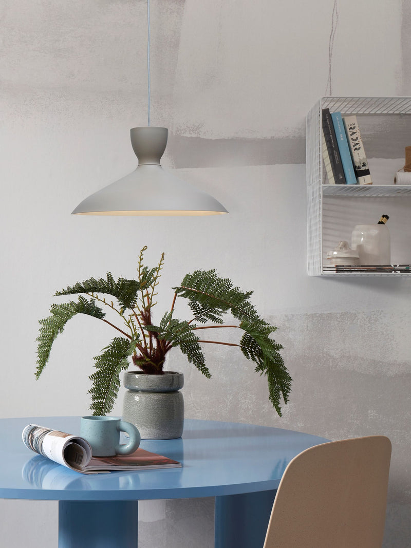 Hellgraue Hängeleuchte „It's about RoMi Hanover“ aus Eisen über einem blauen Esstisch mit Farn und Tasse.