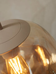 It's about RoMi Hängeleuchte Helsinki mit bernsteinfarbenem Glasschirm, Detail: Eisengestell mit Glühlampe.