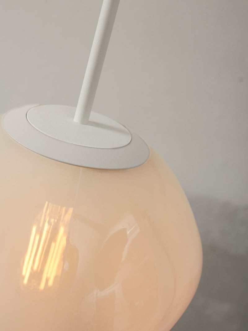 RoMi Hängeleuchte Helsinki mit milchweißem Glasschirm und weißem Eisengestell, Detailansicht des Aufhängungspunkts mit Glühlampe