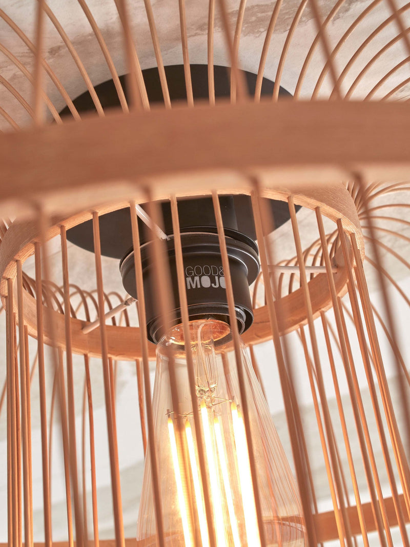Detailansicht der Good&Mojo Deckenleuchte Hokkaido: schlanke Bambusstäbe, schwarzer Eisensockel und eine leuchtende Glühlampe.