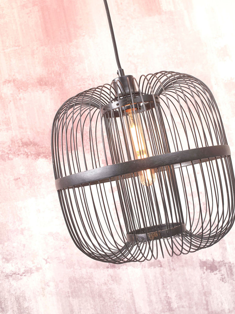 Das Bild zeigt eine Pendelleuchte mit rundem Drahtkäfigschirm in Schwarz und sichtbarer Glühlampe.