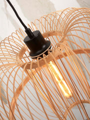 Detailansicht einer Bambus-Pendelleuchte mit schwarzer Fassung, durch deren Geflecht eine warm leuchtende Glühlampe scheint.