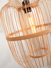 Detailansicht der Hängeleuchte Hokkaido von Good&Mojo mit geflochtenem Bambusschirm in Naturfarbe und sichtbarer Glühlampe.