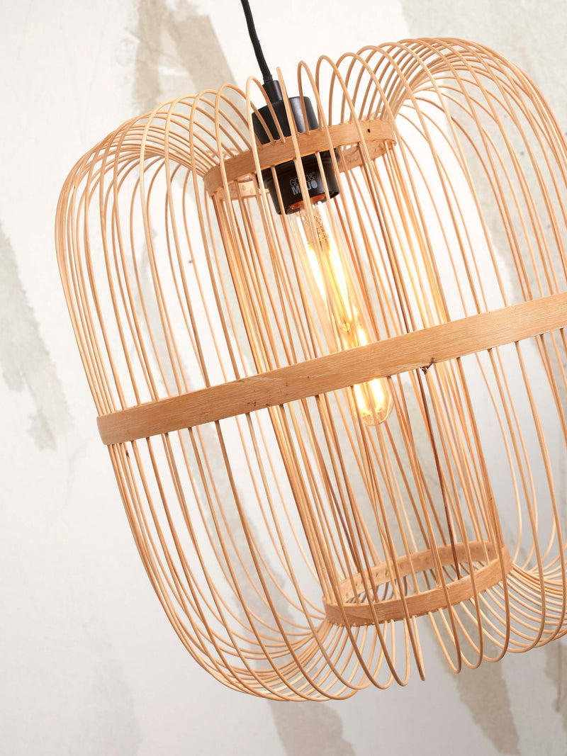 Hängeleuchte Hokkaido von Good&Mojo aus hellen Bambusstäben mit Eisenringen und brennender Glühlampe im Inneren.