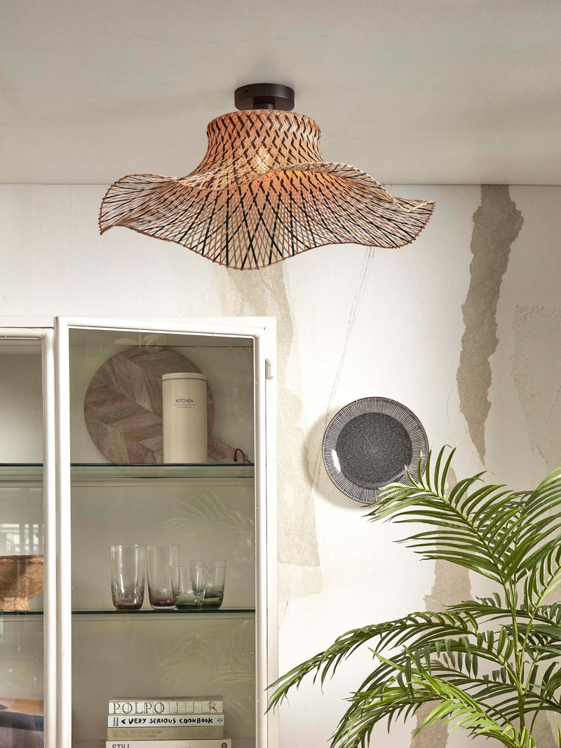 Good&Mojo Deckenleuchte Ibiza aus Bambus in Natur/Schwarz, mit gewelltem Geflechtschirm, an der Decke über einer Vitrine.