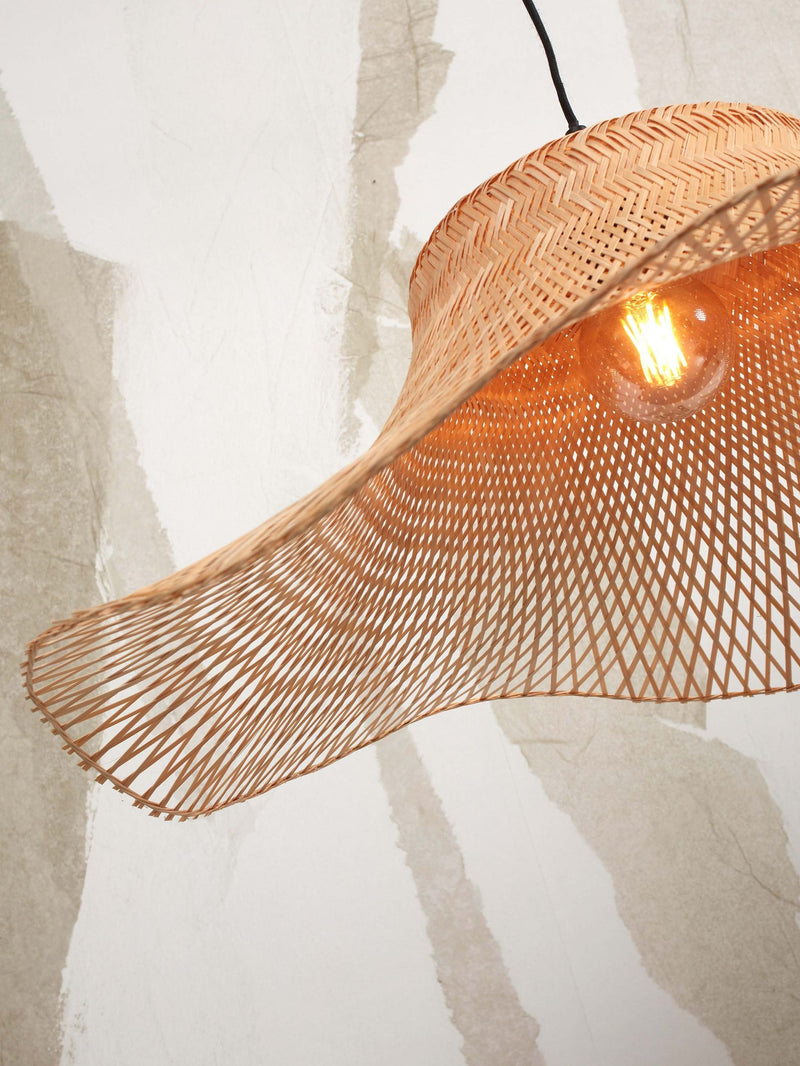 Pendelleuchte Good&Mojo Ibiza in Natur: Detail des geflochtenen Bambusschirms mit gewelltem Rand und Glühlampe.
