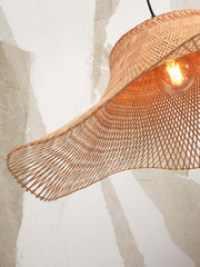 Detailansicht eines Good&Mojo Ibiza Lampenschirms aus geflochtenem Bambus in Natur, mit glühender Glühbirne im Inneren.