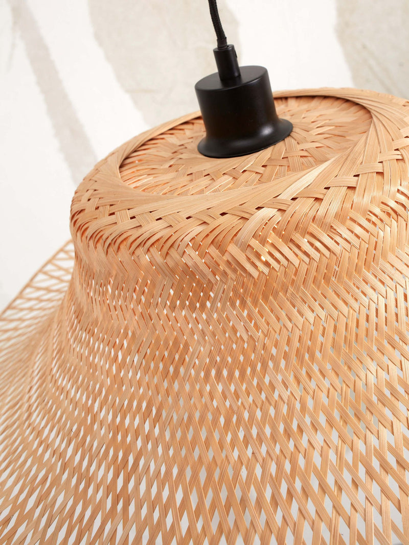Detailansicht des geflochtenen Bambusschirms in Naturfarbe mit schwarzer Fassung und Kabel der Good&Mojo Stehleuchte Ibiza.