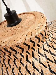 Detailansicht eines Good&Mojo Ibiza Lampenschirms aus geflochtenem Bambus in Natur und Schwarz, mit schwarzer Fassung.