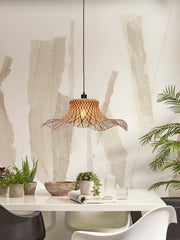 Good&Mojo Hängeleuchte Ibiza aus Bambus in Natur/Schwarz, hängend über einem weißen Esstisch mit Pflanzen und Accessoires.