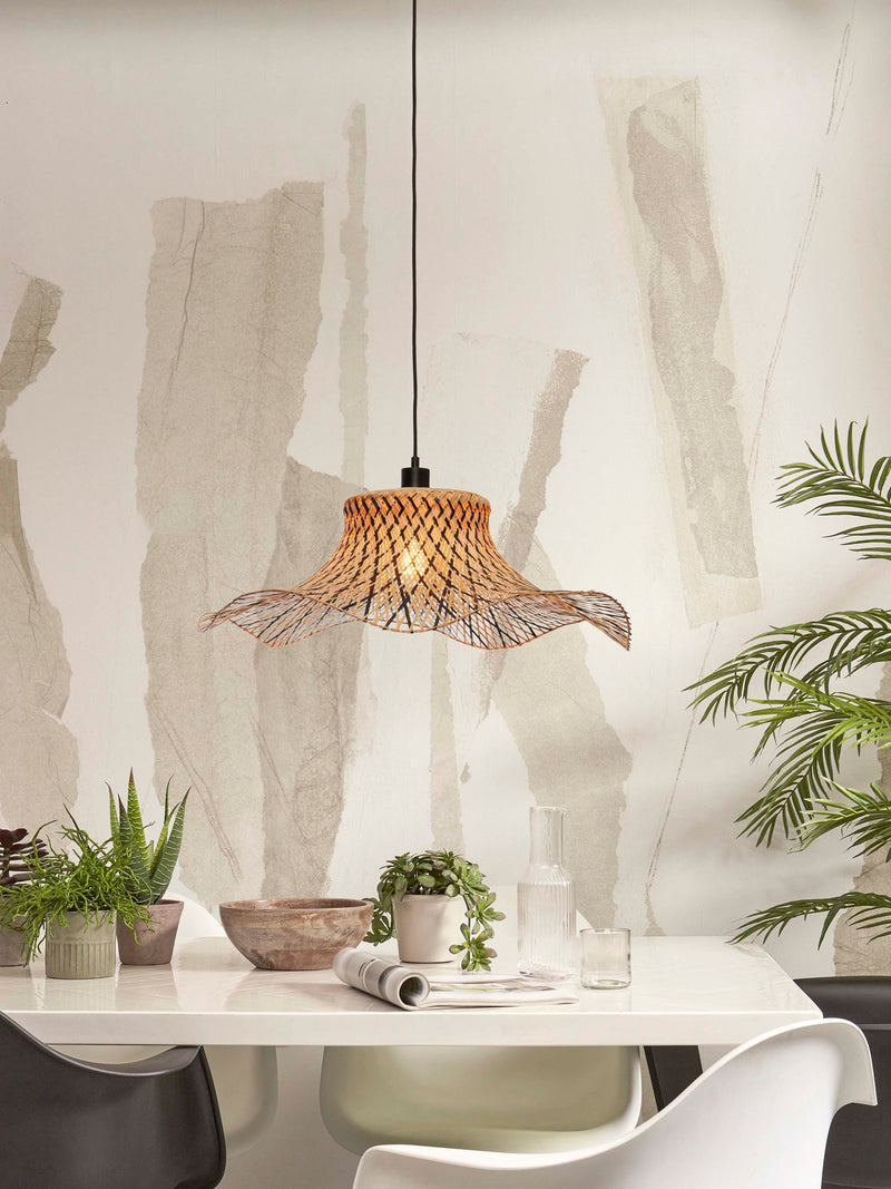 Good&Mojo Hängeleuchte Ibiza aus Bambus in Natur/Schwarz, hängend über einem weißen Esstisch mit Pflanzen und Accessoires.