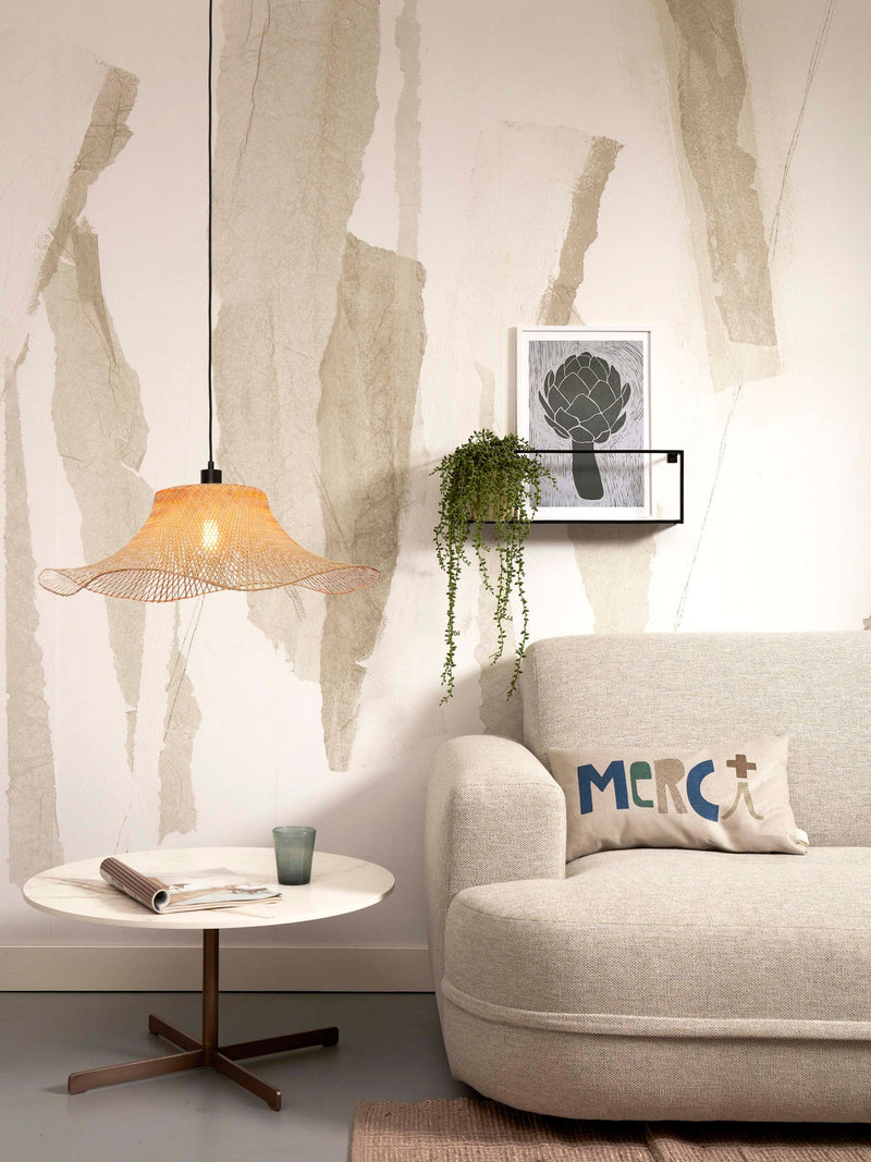 Hängeleuchte Ibiza aus Bambus in Natur von Good&Mojo über einem Sofa mit Beistelltisch und Wanddeko.