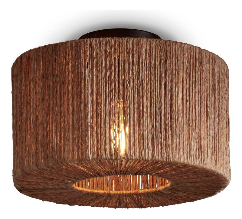 Deckenleuchte Iguazu von Good&Mojo mit rundem Schirm aus naturfarbener Jute, durch die Öffnung unten scheint warmes Licht.