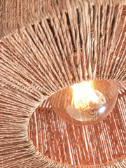 Detailansicht der naturfarbenen Jute-Geflechtstruktur der runden Deckenleuchte Iguazu, durch die eine leuchtende Glühlampe sichtbar ist.