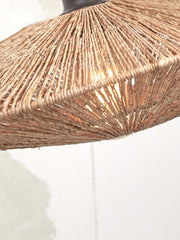 Detailansicht der Deckenleuchte Good&Mojo Iguazu: geflochtener Jute-Schirm in Naturfarbe, warm leuchtend, mit dunklem Eisengestell.