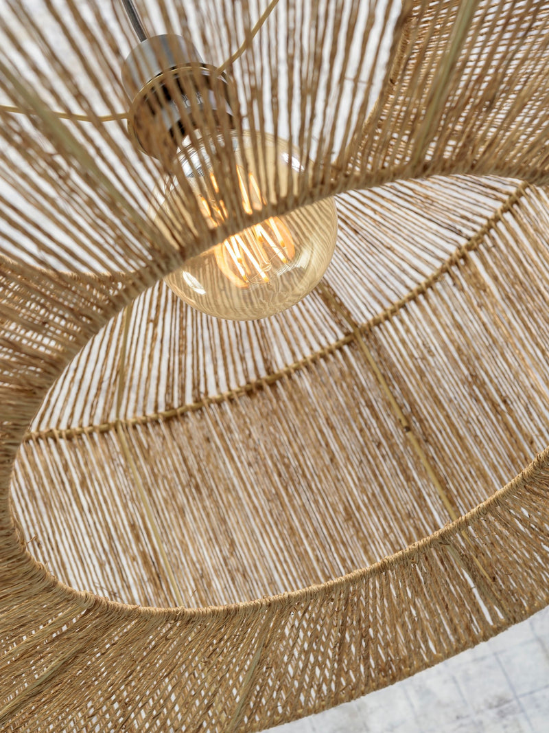 Innenansicht der Deckenleuchte Good&Mojo Iguazu Jute Natur/Schwarz Ø50 cm mit geflochtenem Naturfasergeflecht und sichtbarer Glühbirne.