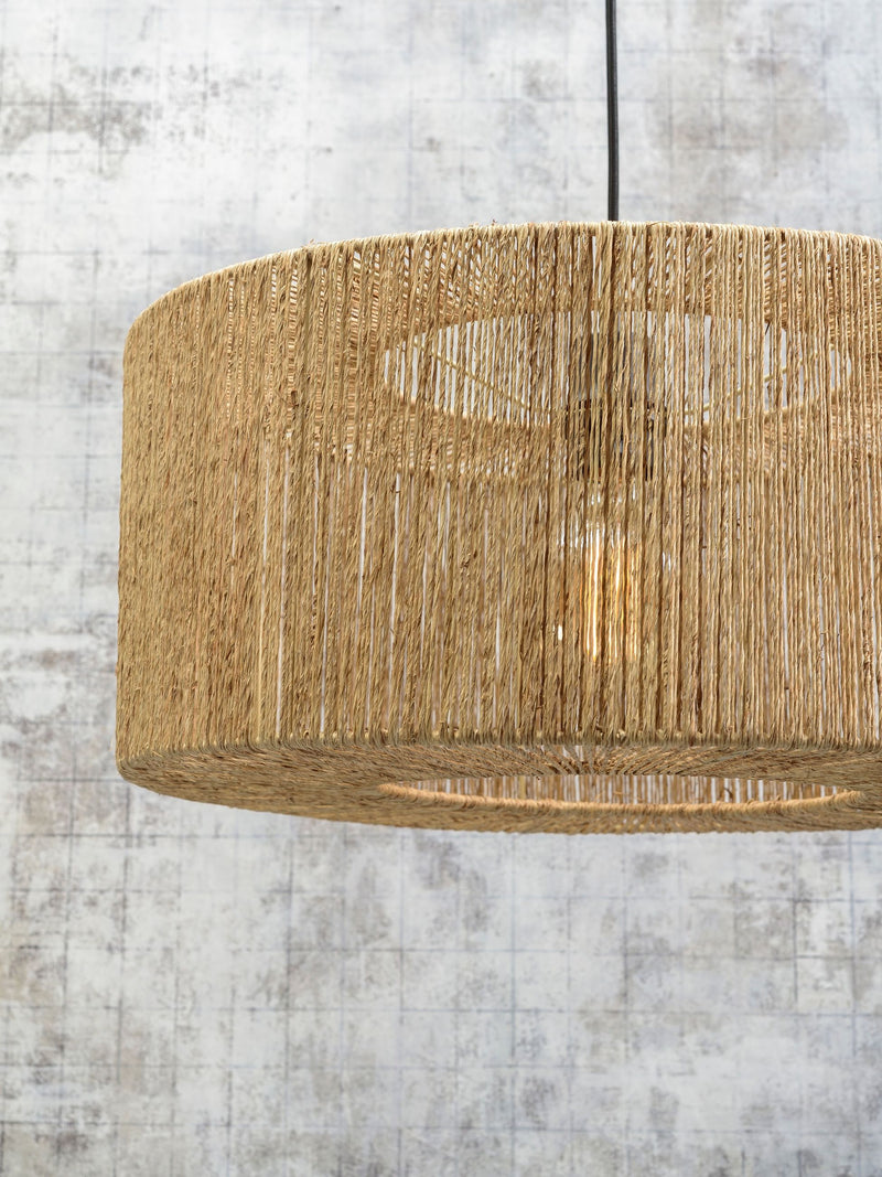 Detailansicht der Pendelleuchte Iguazu von Good&Mojo mit geflochtenem Naturfaser-Schirm und Lampenfassung.