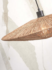 Detailansicht der Pendelleuchte Iguazu von Good&Mojo mit schräg geflochtenem Schirm aus natürlicher Jute und schwarzer Fassung.