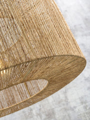 Detailaufnahme des geflochtenen Naturfaser-Lampenschirms der Good&Mojo Stehleuchte Iguazu, warmes Licht schimmert durch die Fasern.