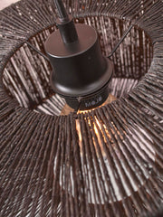 Innenansicht des schwarzen Jute-Schirms einer Good&Mojo Iguazu Stehleuchte mit dunklem Metall-Lampenkopf und Licht.