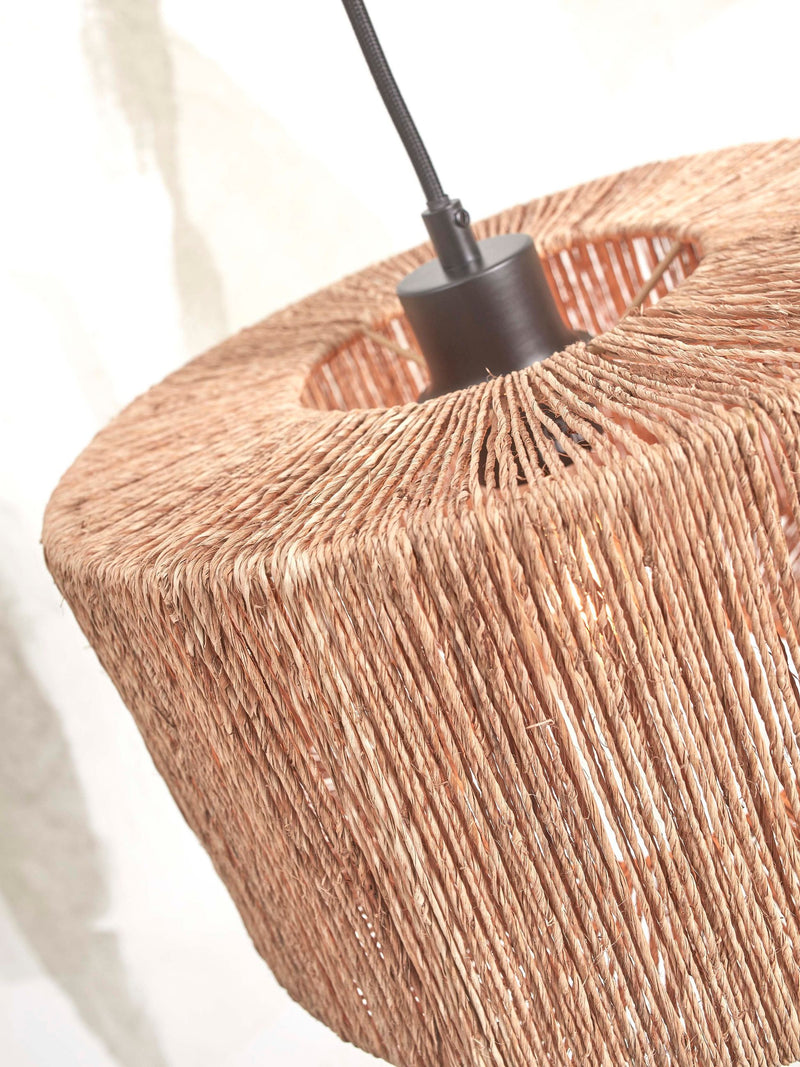 Detailansicht des Schirms der Good&Mojo Stehleuchte Iguazu aus naturfarbener Jute mit schwarzer Fassung und Kabel.