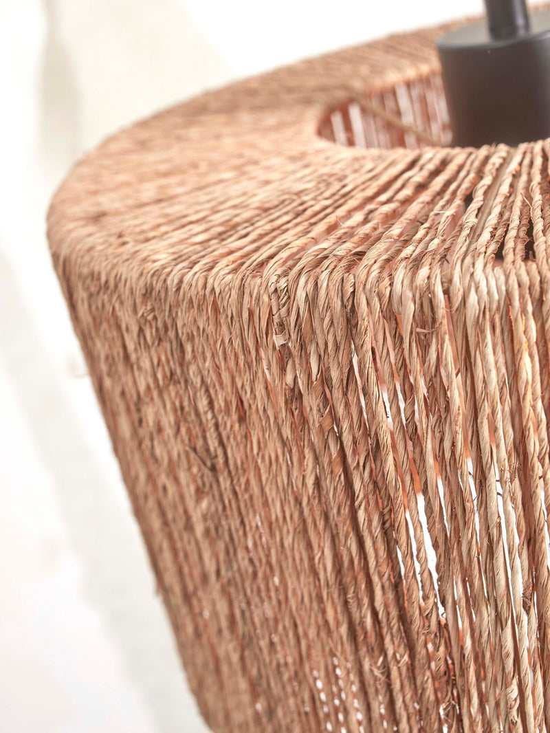Detailaufnahme des geflochtenen Schirms der Good&Mojo Stehleuchte Iguazu aus naturfarbener Jute mit schwarzem Lampenhalter.