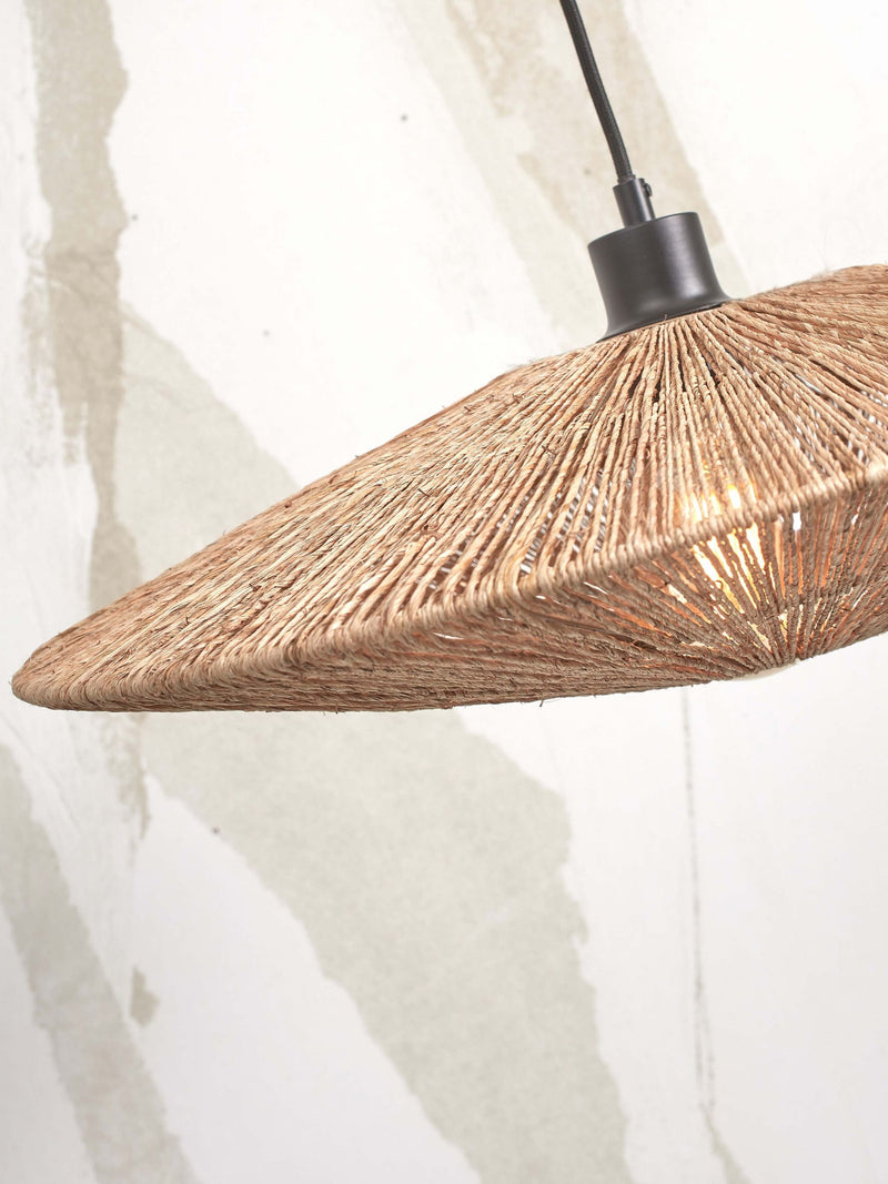 Detailansicht des schirmförmigen Lampenschirms aus naturfarbener Jute mit sichtbarer Wicklungsstruktur und darüberliegendem dunklem Gehäuse.