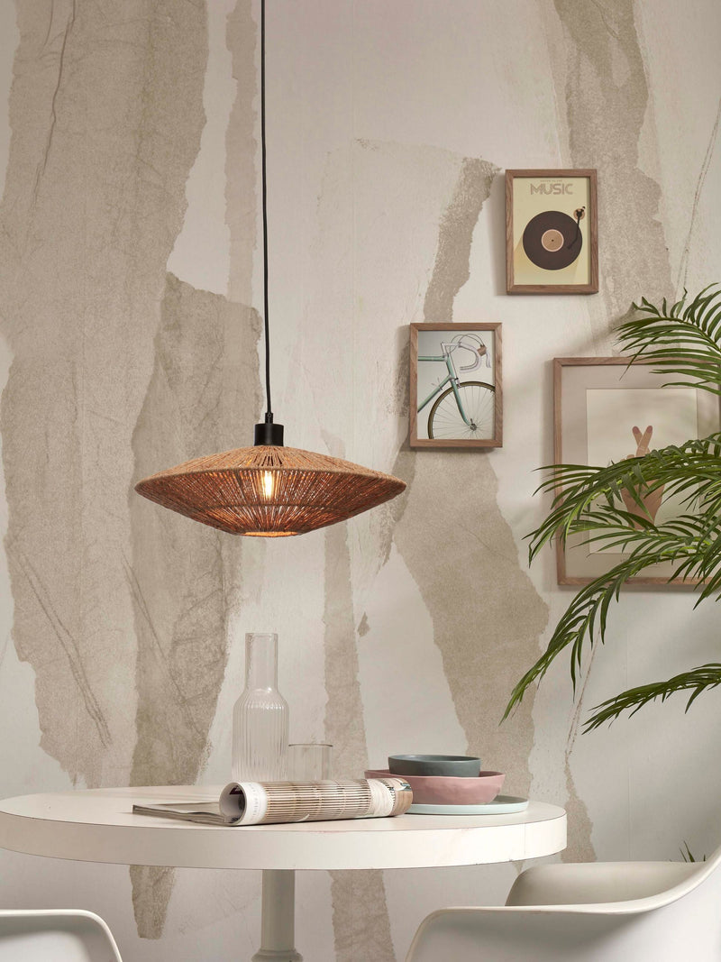 Good&Mojo Hängeleuchte Iguazu aus Jute in Natur, mit geflochtenem Schirm über einem Esstisch mit Geschirr und Zeitschrift.