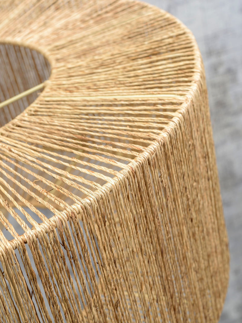 Detailaufnahme des Geflechts der Good&Mojo Hängeleuchte Iguazu aus naturfarbener Jute mit einem Metallstab im Innenbereich.